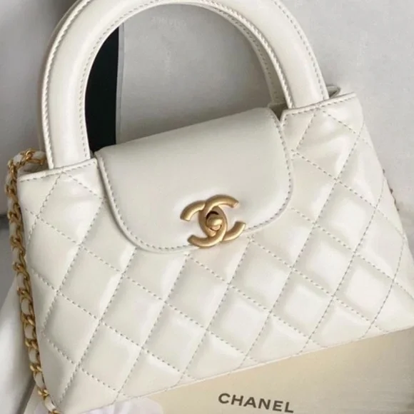 CHANEL Kelly white Leather Handbag with Gold Accents - Picture 3 of 9